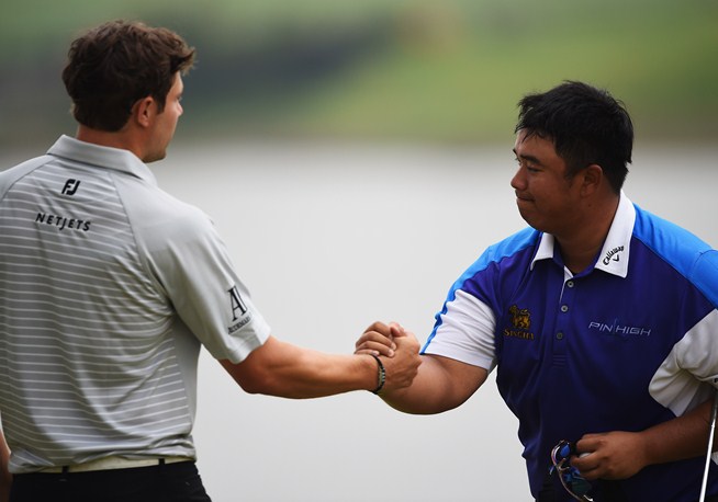 Питер Юлайн (Peter Uihlein) и Кирадеш Афибарнрат (Kiradech Aphibarnrat). Фото: Getty Images